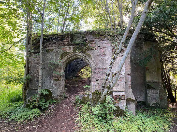 Roofless stone building with a pointed arch near Finlarig Castle